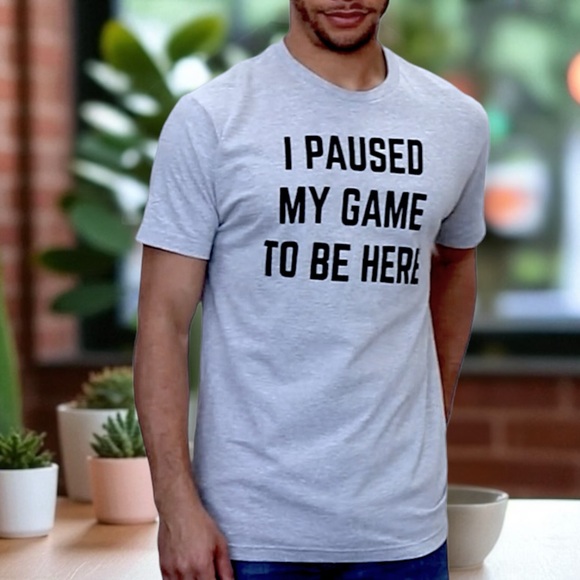 Ann Arbor T-shirt Co. I Paused My Game to Be Here Video Game Joke Phrase T-Shirt - Picture 4 of 16